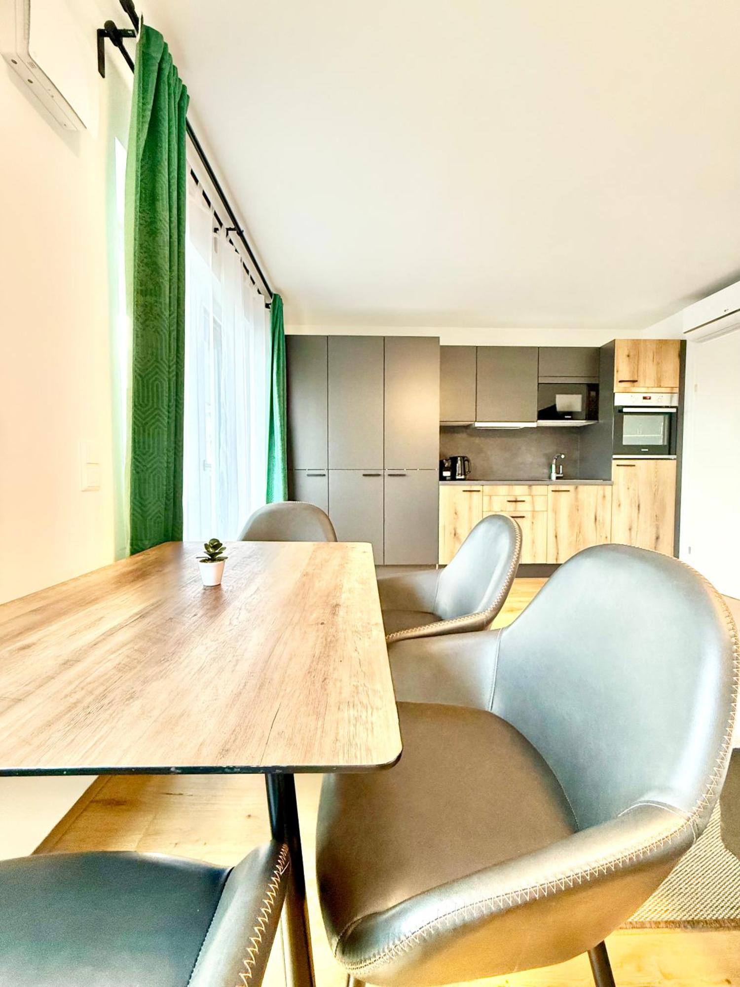 Mit Balkon Und Parkplatz *